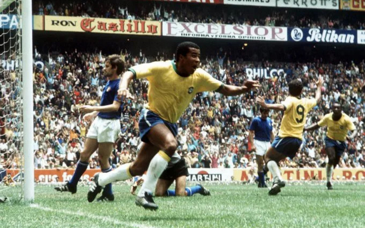 O atacante Jairzinho na vitória do Brasil sobre a Itália na Copa de 1970