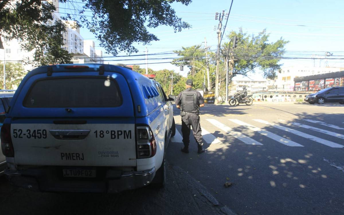 Agentes do 18º BPM (Jacarepaguá) atuam na Gardênia Azul