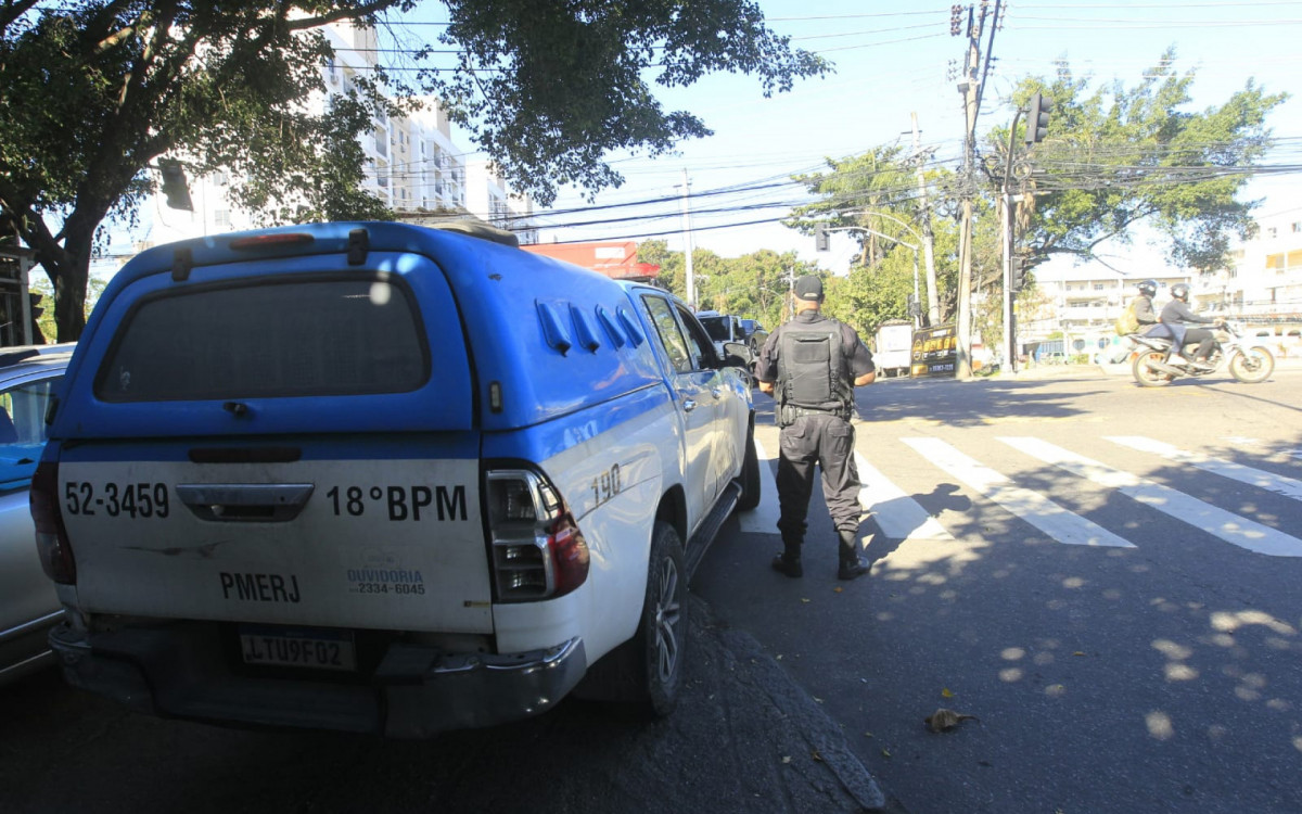 Agentes do 18º BPM (Jacarepaguá) atuam na Gardênia Azul