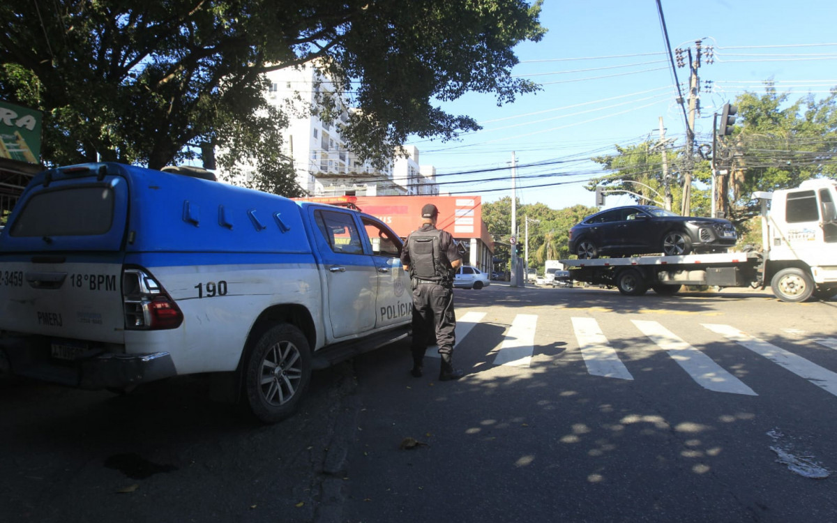 Agentes do 18º BPM (Jacarepaguá) atuam na Gardênia Azul
