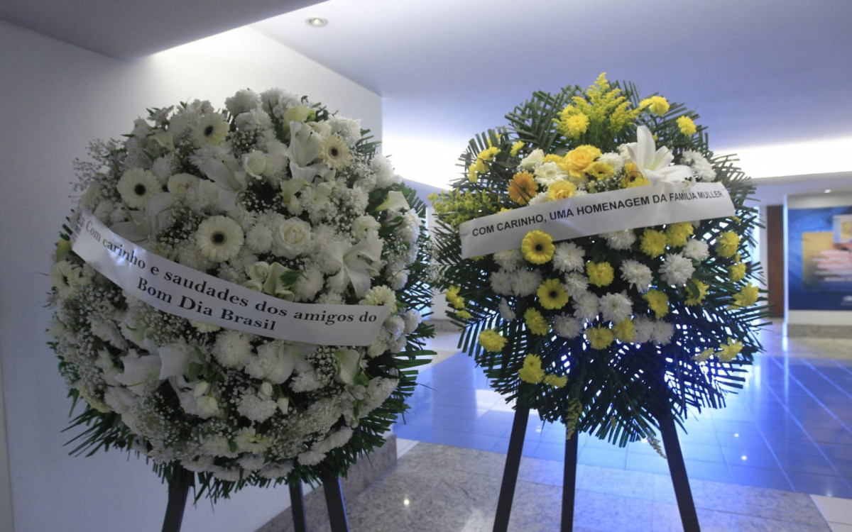 Equipe do ’Bom Dia Brasil’ enviou coroa de flores para Renato Machado, que morreu aos 83 anos no Rio