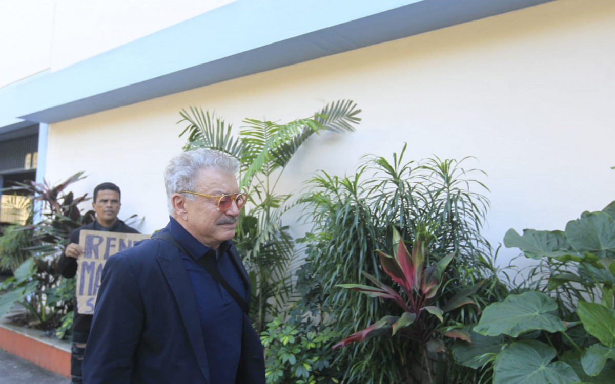 Edney Silvestre compareceu ao velório do jornalista Renato Machado