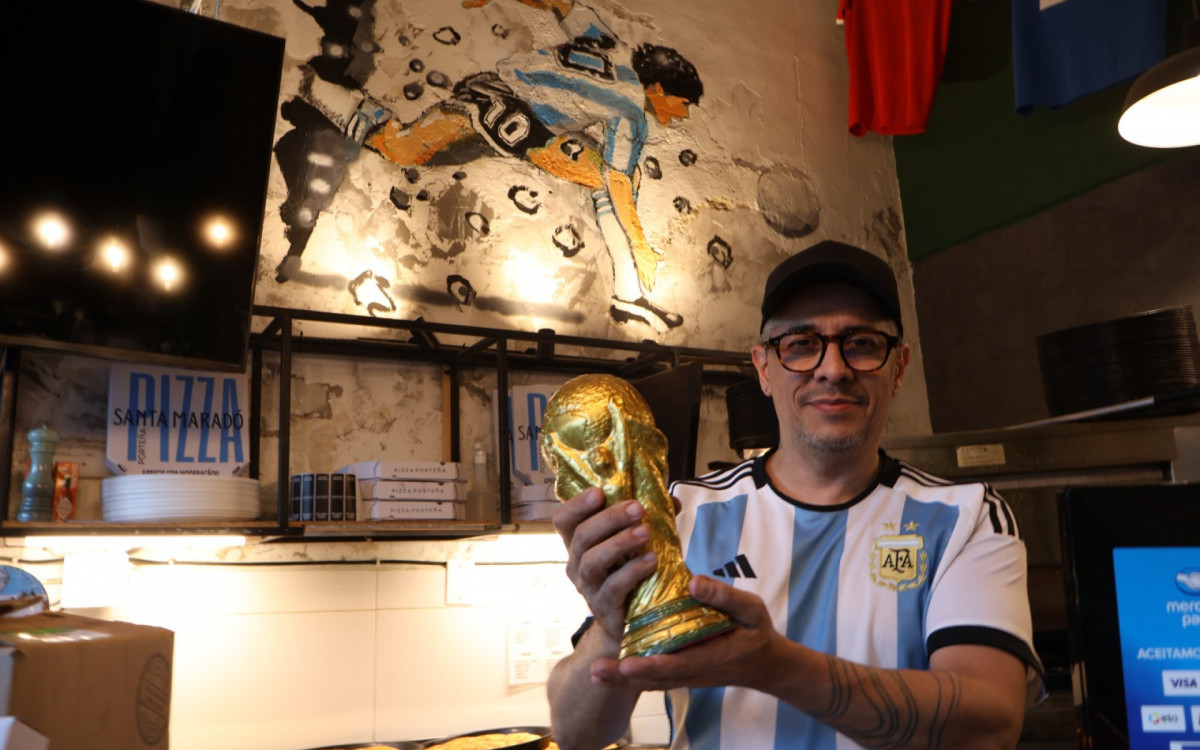 O empresário argentino Christian Weisheim é dono da \'Santa Maradó\', pizzaria porteña, localizada na Rua Gonzaga Bastos, na Tijuca