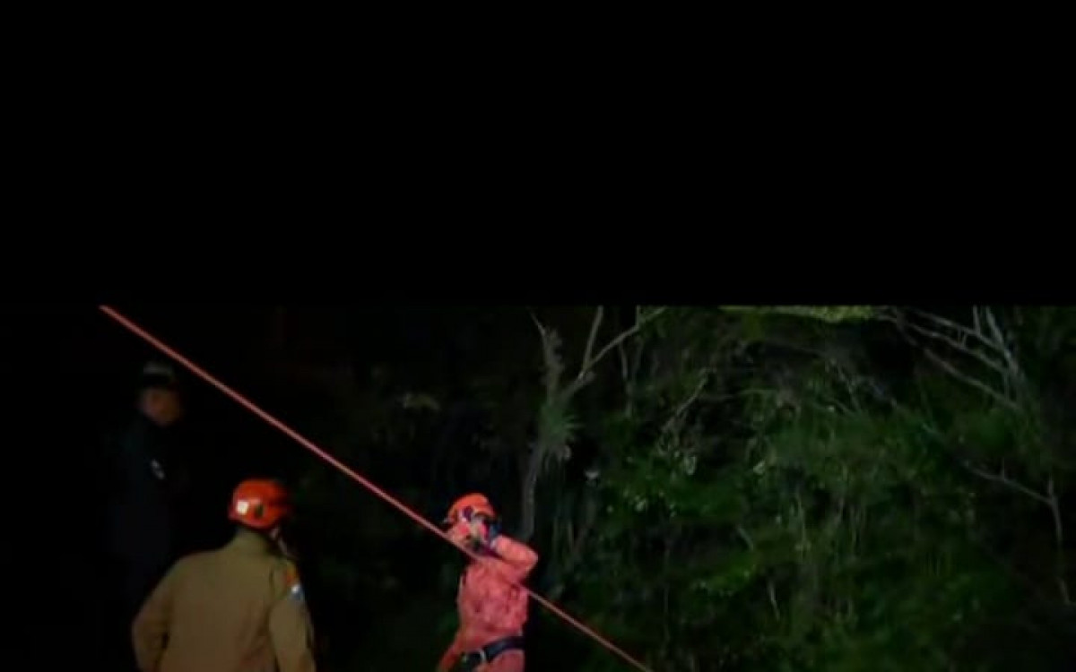 Militares do Corpo de Bombeiros foram acionados para resgatar o corpo encontrado na Serra de L&iacute;dice
