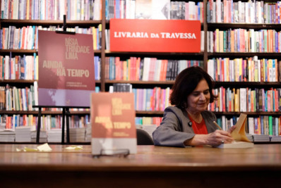 Nísia Trindade lança livro sobre a saúde pública e autografa em Niterói