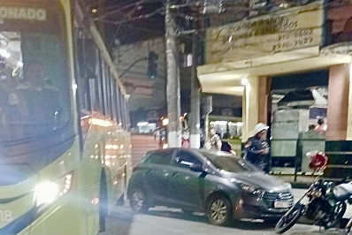 Icaraí tem confusão no trânsito com carro estacionado em lugar proibido