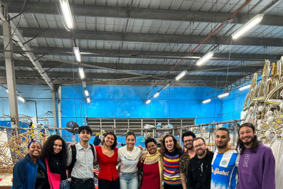 Alunos de Harvard fazem imersão cultural no barracão da Vila Isabel