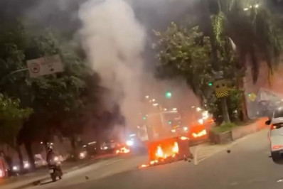 Vídeo: barricadas interditam Estrada dos Bandeirantes, em Jacarepaguá