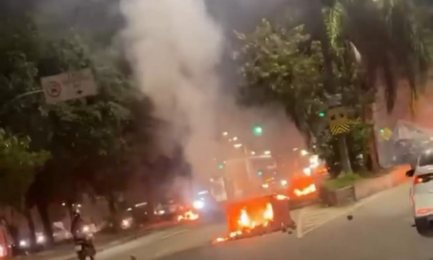Barricadas interditam Estrada dos Bandeirantes, em Jacarepaguá
