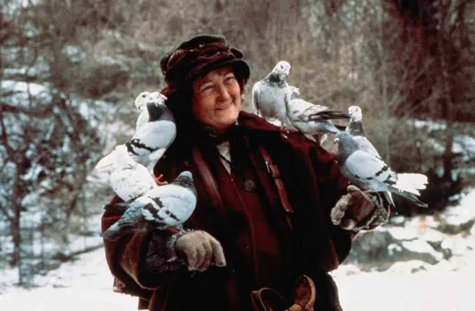 Brenda Fricker interpretou a 'mulher dos pombos' em 'Esqueceram de Mim 2' - Divulgação