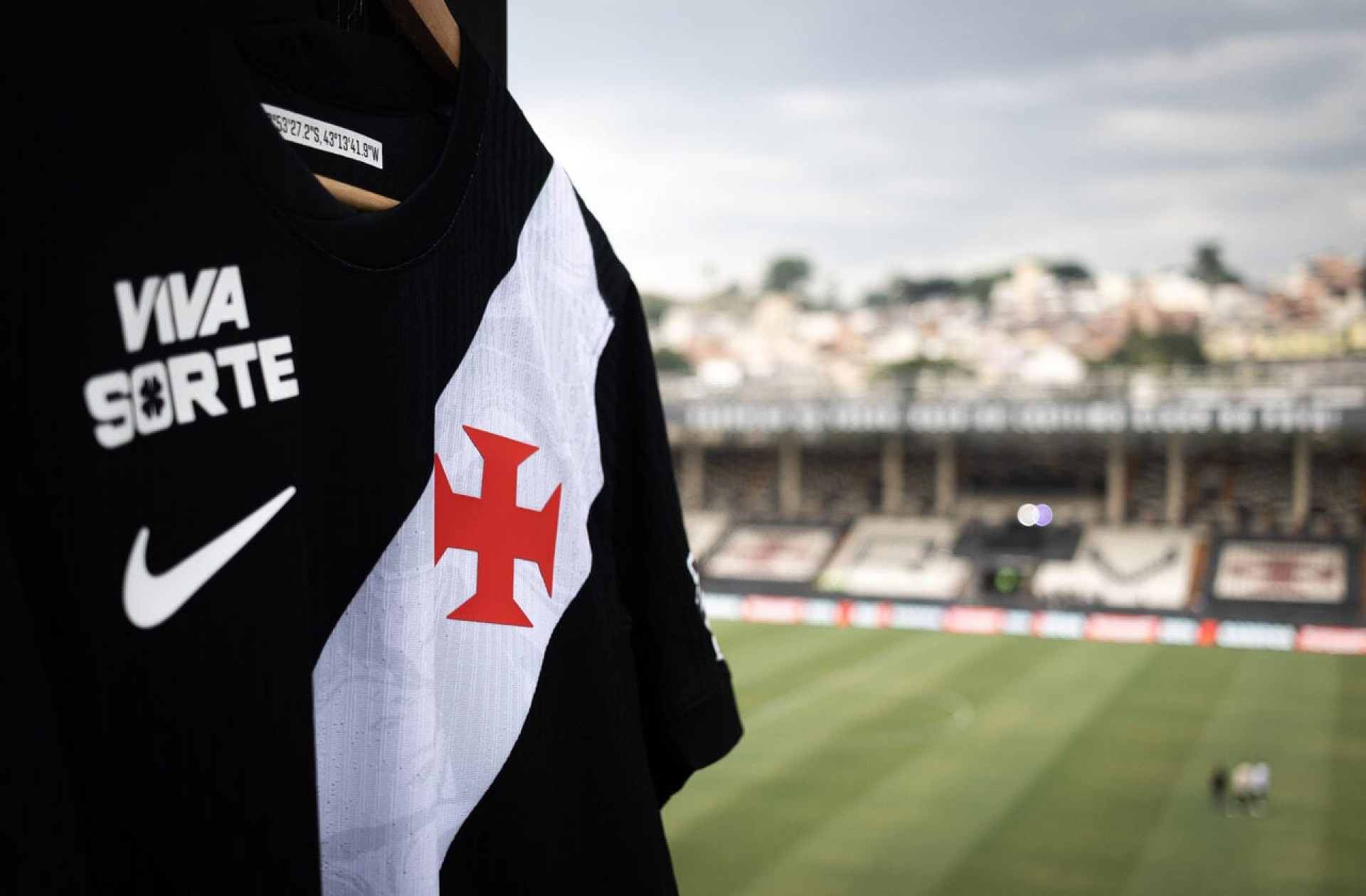 Fornecedora do Vasco planeja retorno de camisa tradicional para pr&oacute;xima cole&ccedil;&atilde;o; entenda