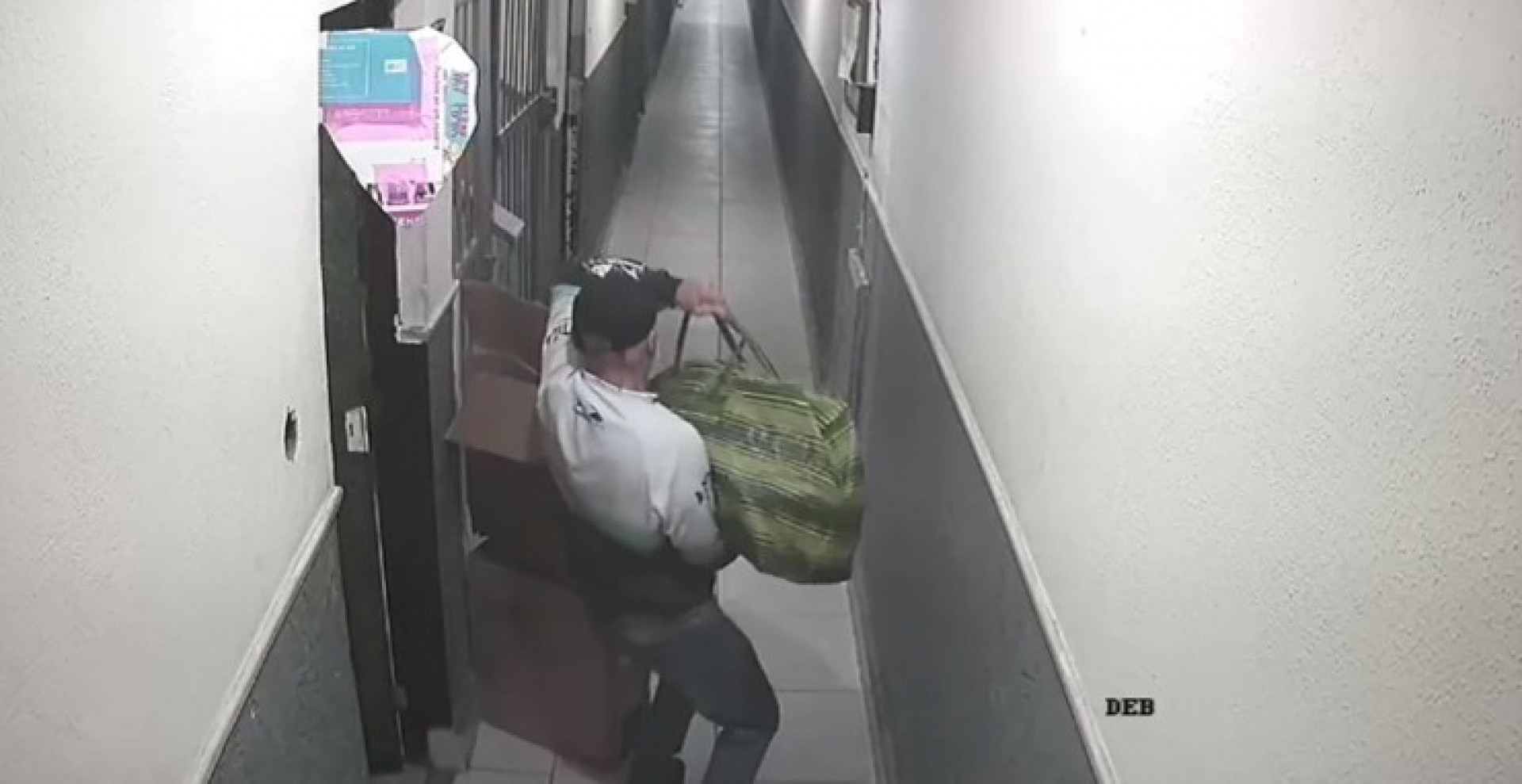 Homem furtou mais de R$ 70 mil em produtos de loja especializada em perucas - Arquivo pessoal