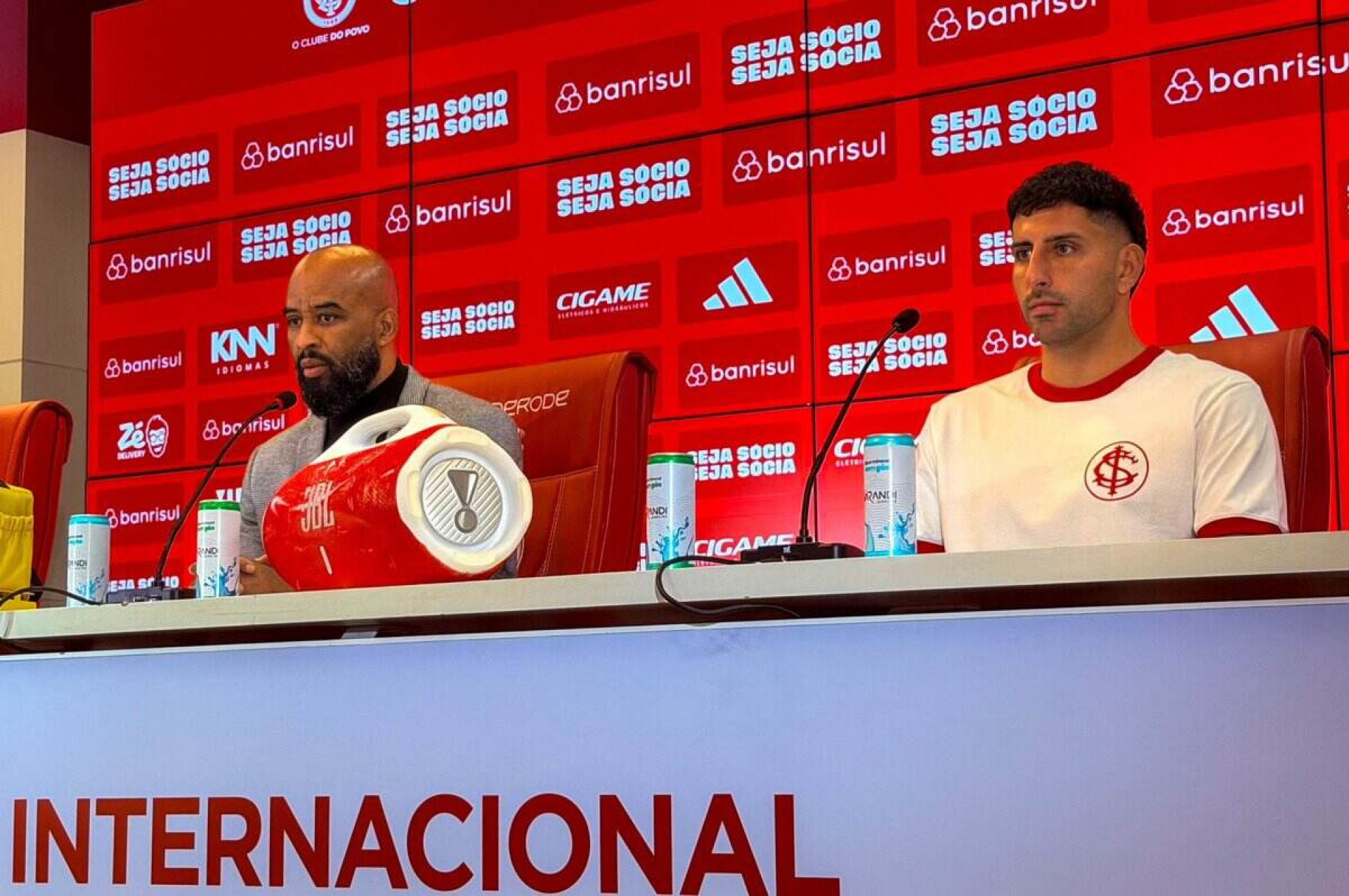Internacional afasta Clayton Sampaio e busca negociar zagueiro