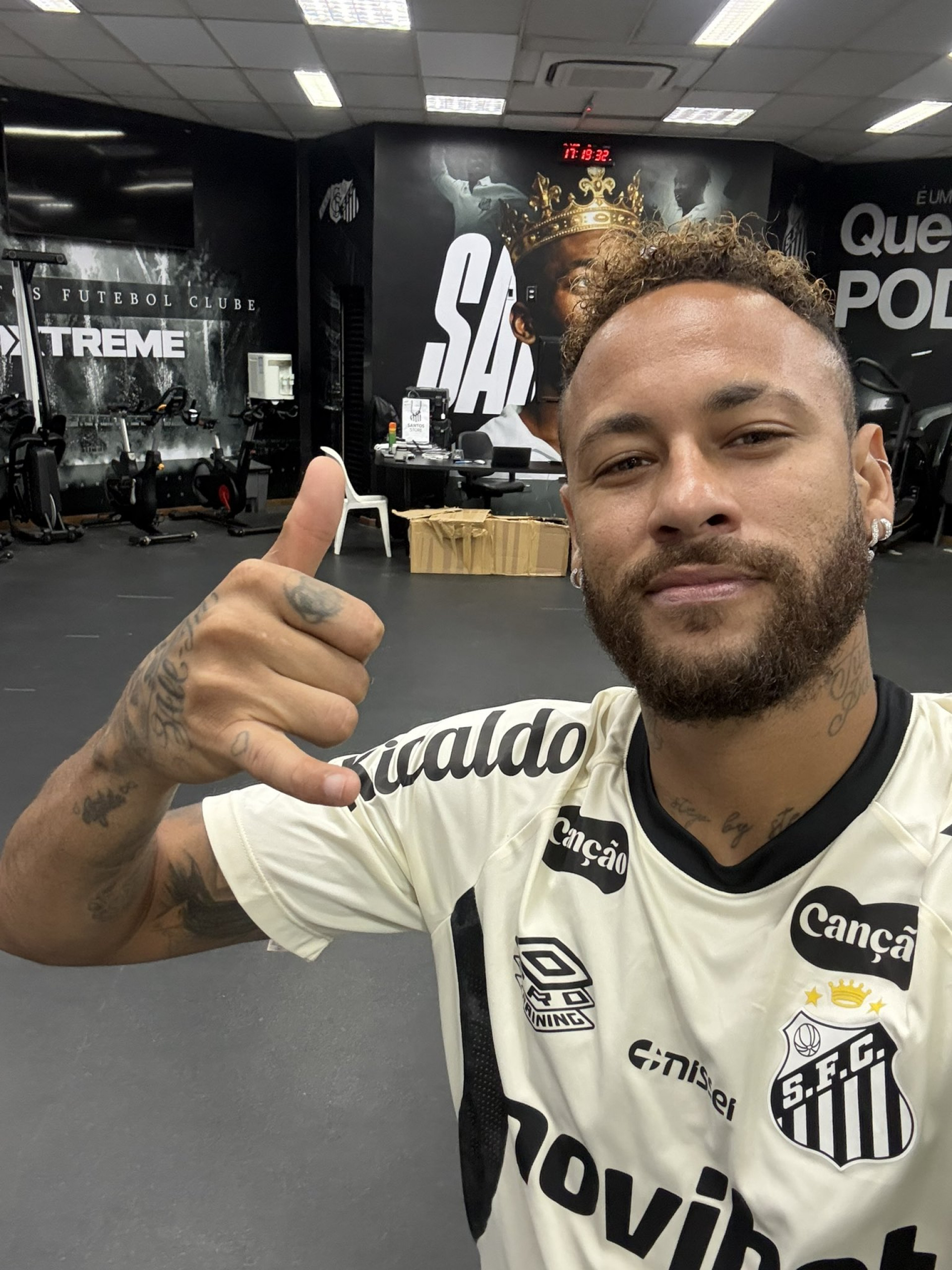 Santos compartilhou a imagem de Neymar, que se reapresentou