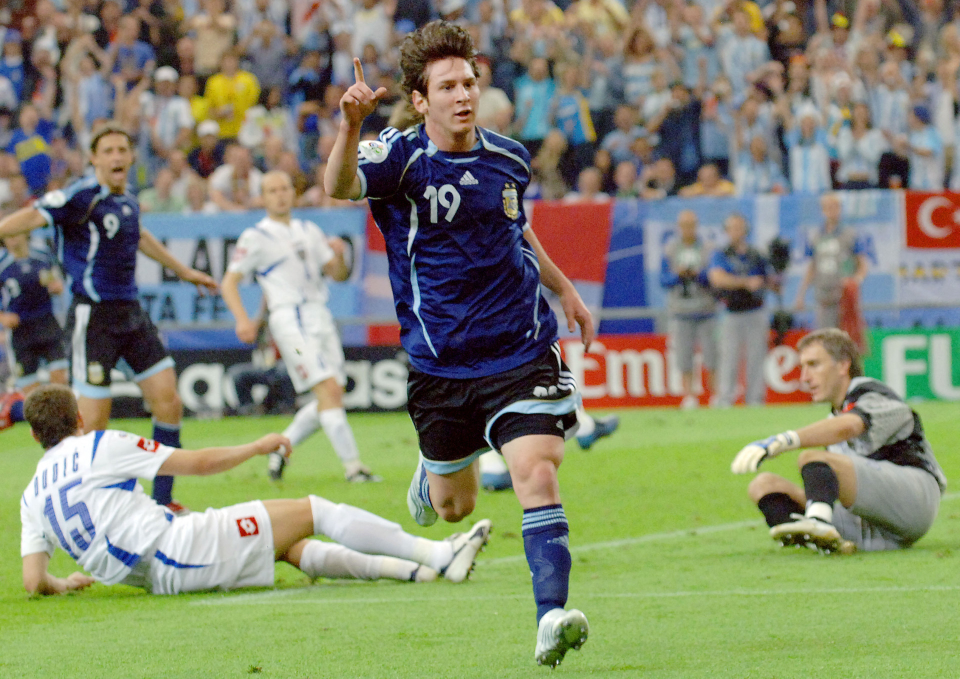 Seu primeiro gol saiu em 2006