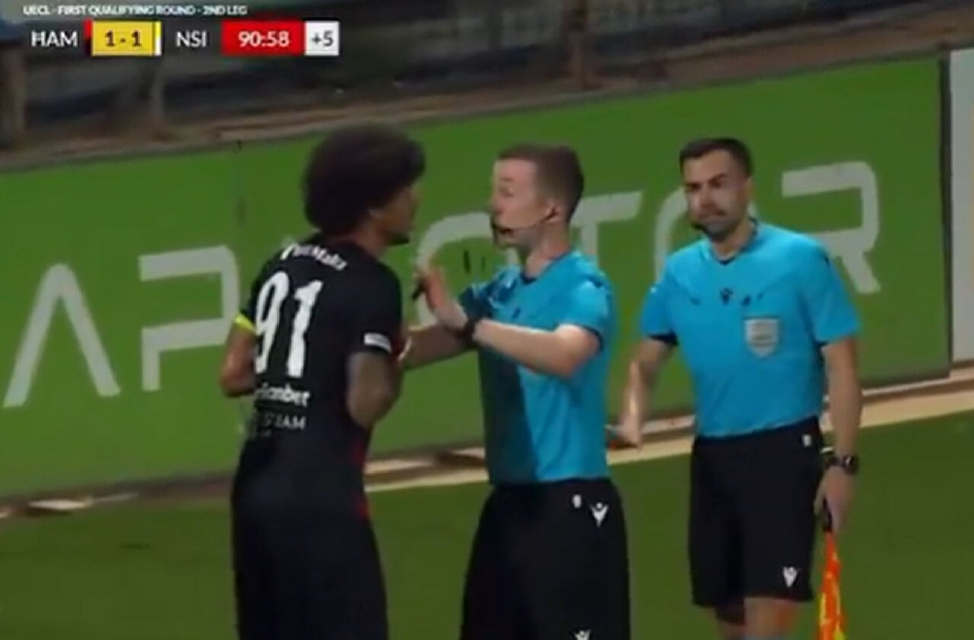 V&iacute;deo: brasileiro comete p&ecirc;nalti pol&ecirc;mico em jogo na Liga Confer&ecirc;ncia