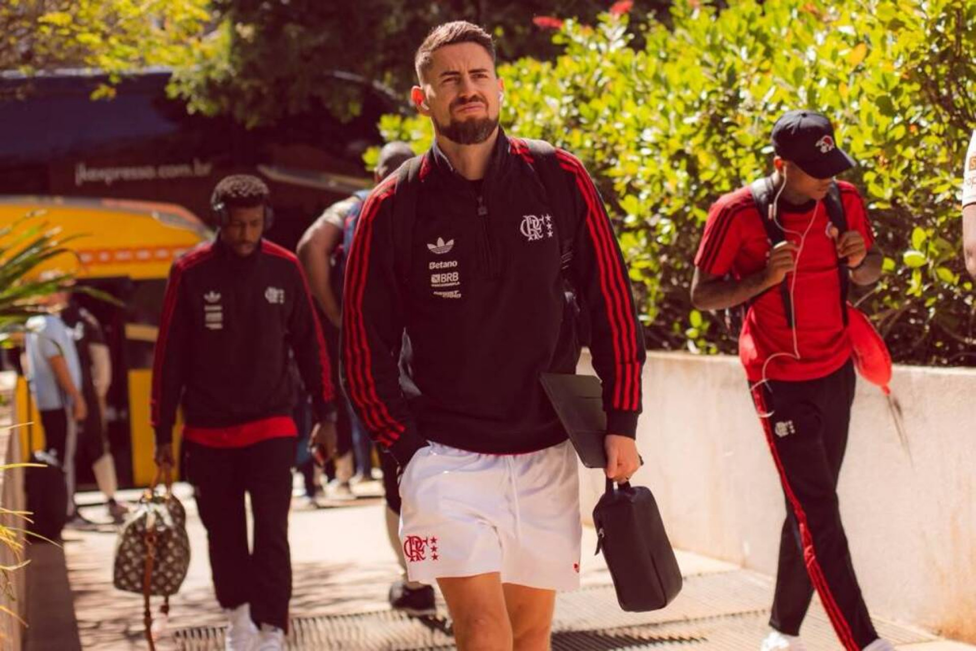 Jorginho de sa&iacute;da do Flamengo? Jogador nega: “T&aacute; doido?”