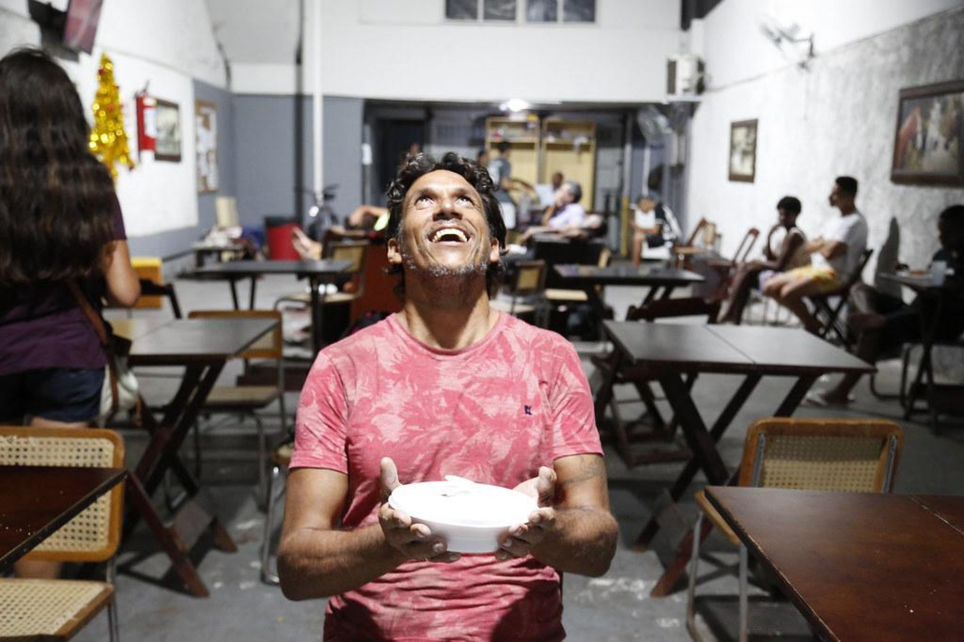 Morador do Hotel Acolhedor agradece a janta antes de dormir - Nelson Perez /SEDSODH-RJ