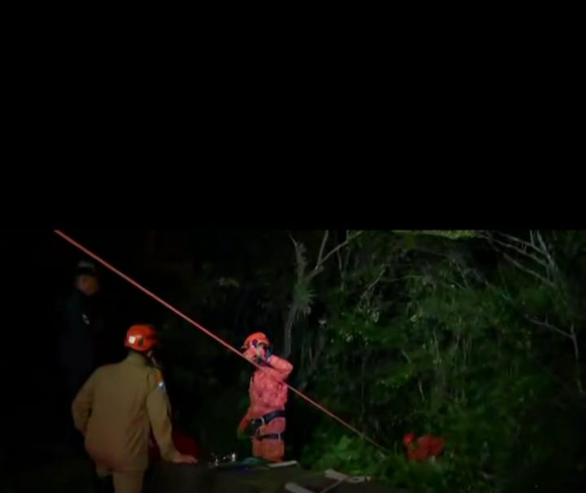 Militares do Corpo de Bombeiros foram acionados para resgatar o corpo encontrado na Serra de L&iacute;dice - Divulga&ccedil;&atilde;o/Rede social