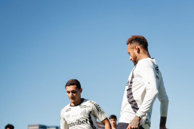Neymar treina pela primeira vez com companheiros de Santos depois da Copa