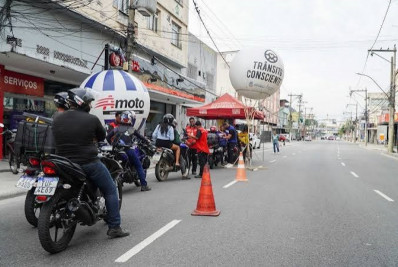 Policial dispara após motociclista furar blitz em São Gonçalo