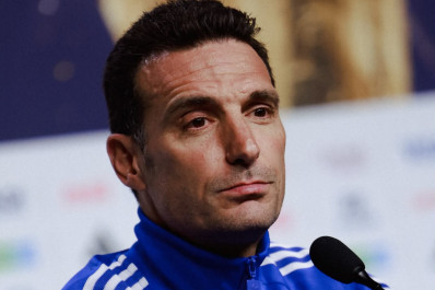 Scaloni compara Messi a Maradona e pede que argentinos 'desfrutem'