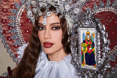 Anitta surge com fantasia inspirada em carta de tarô para show