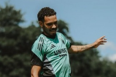 Além de Diego Carlos, Vasco monitora outros zagueiros no mercado