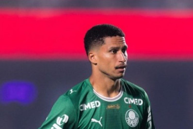 Em busca de reforços, Vasco faz sondagem por zagueiro do Palmeiras