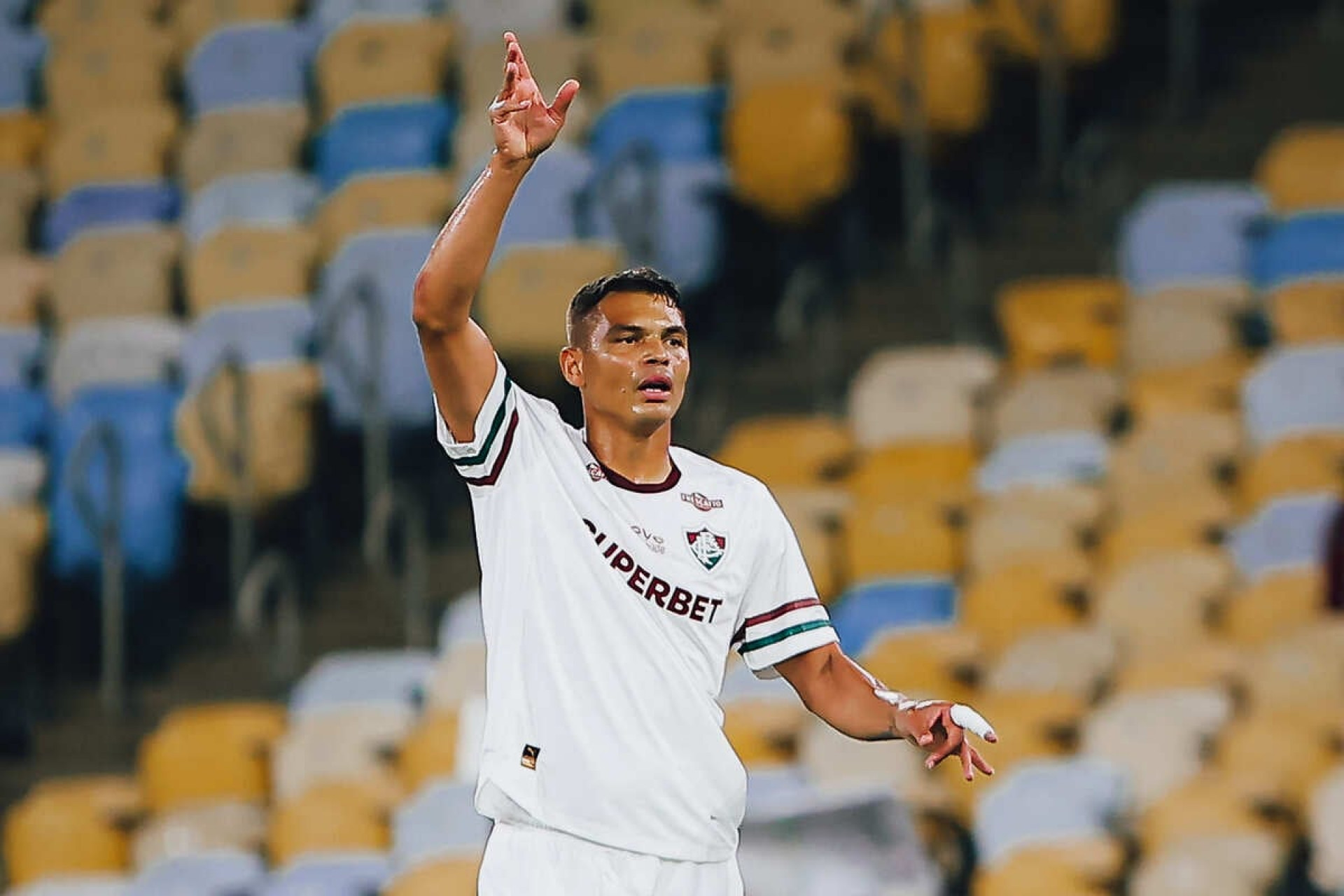 Fluminense volta a sofrer com bola a&eacute;rea enquanto espera por Thiago Silva