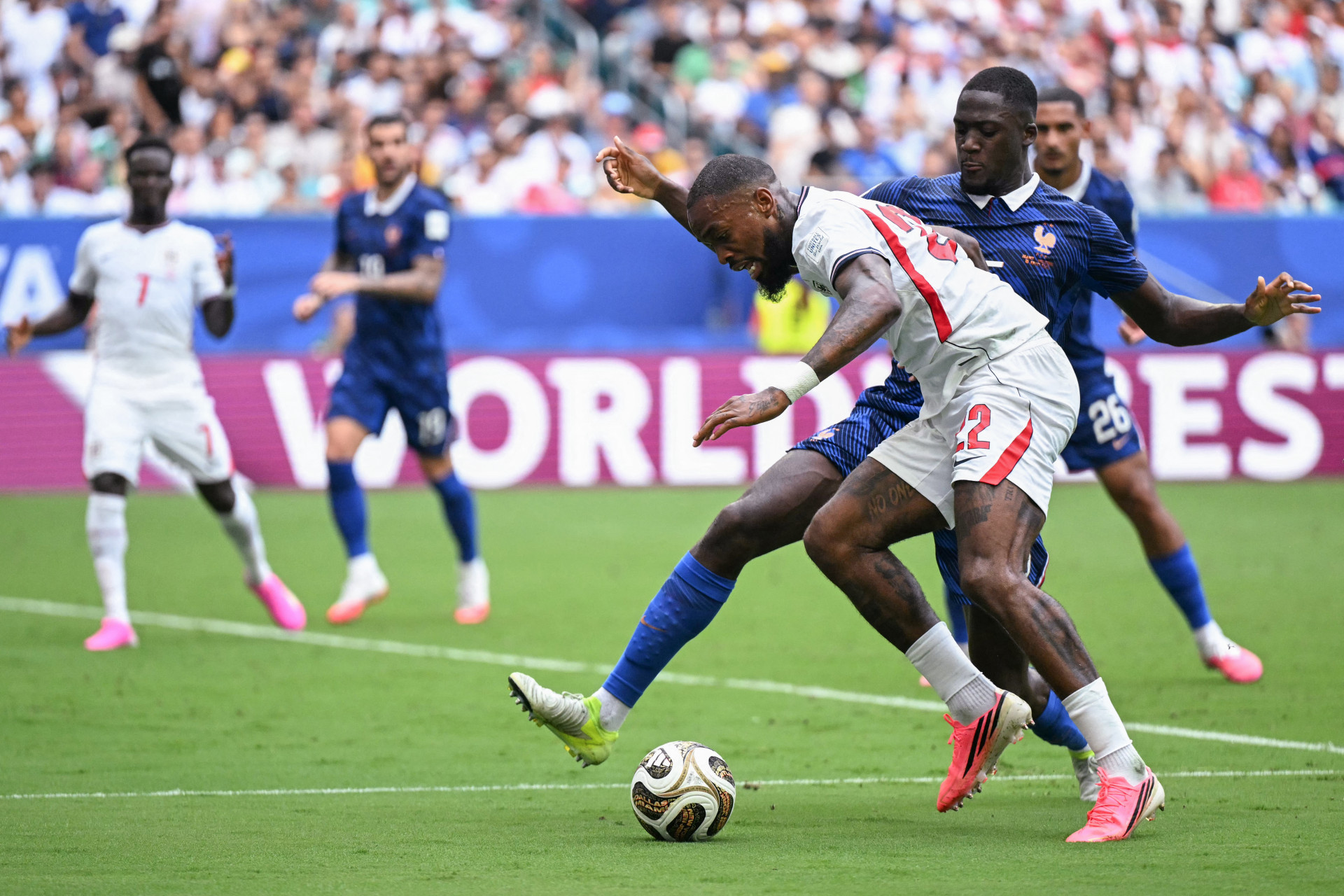 Defensor francês Konate disputa bola com Ivan Toney - Chandan Khanna / AFP