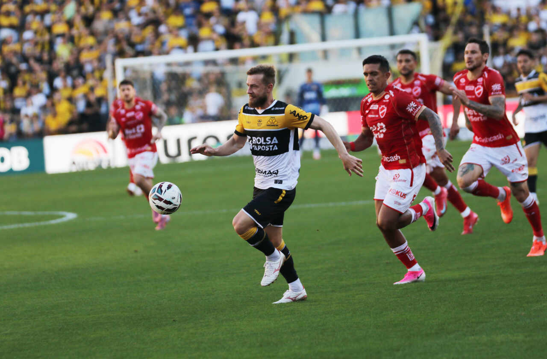 Em duelo direto, Crici&uacute;ma vence Vila Nova e mant&eacute;m lideran&ccedil;a da S&eacute;rie B