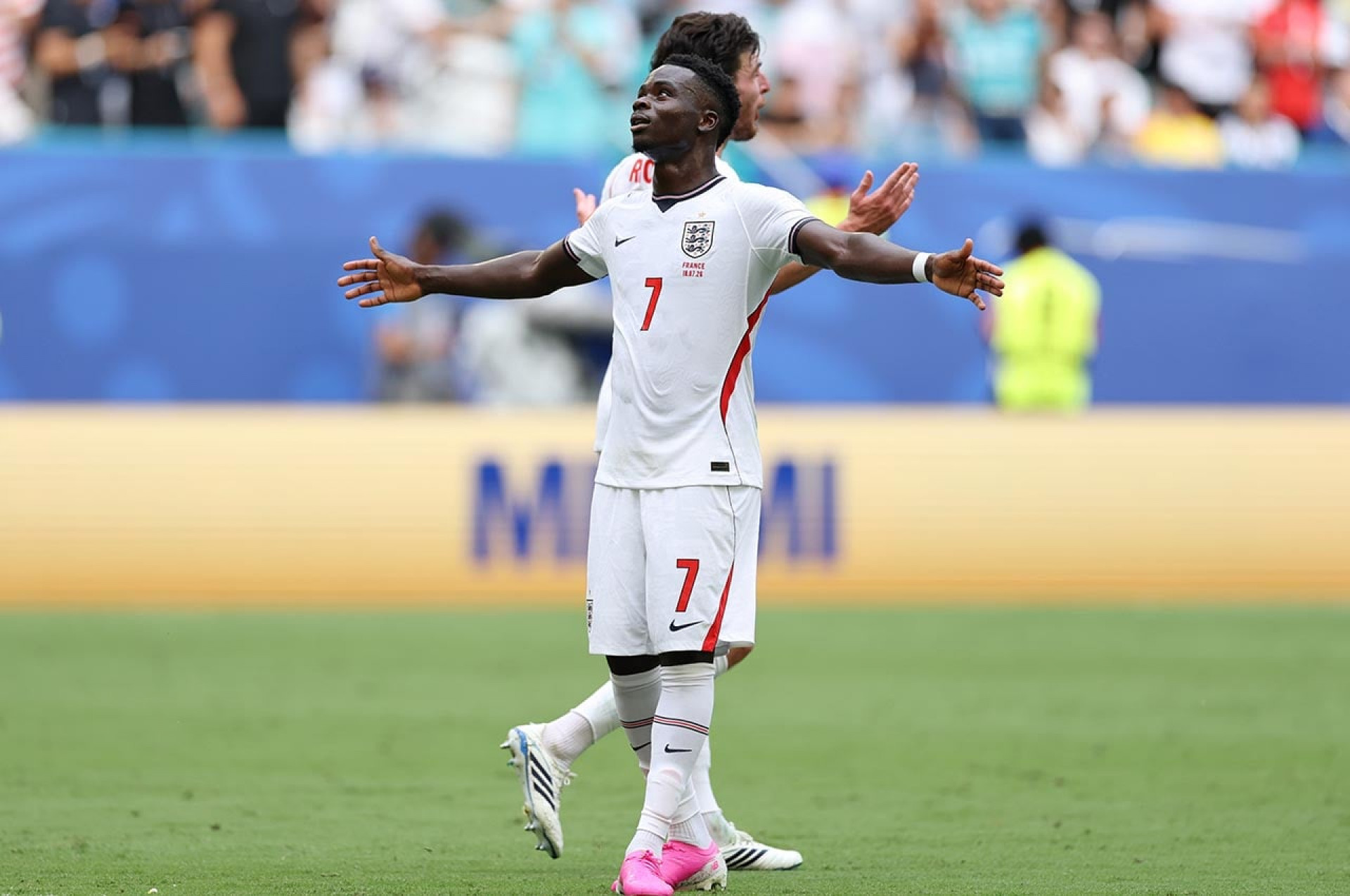 Saka diz que gostaria de ter jogado mais pela Inglaterra na Copa