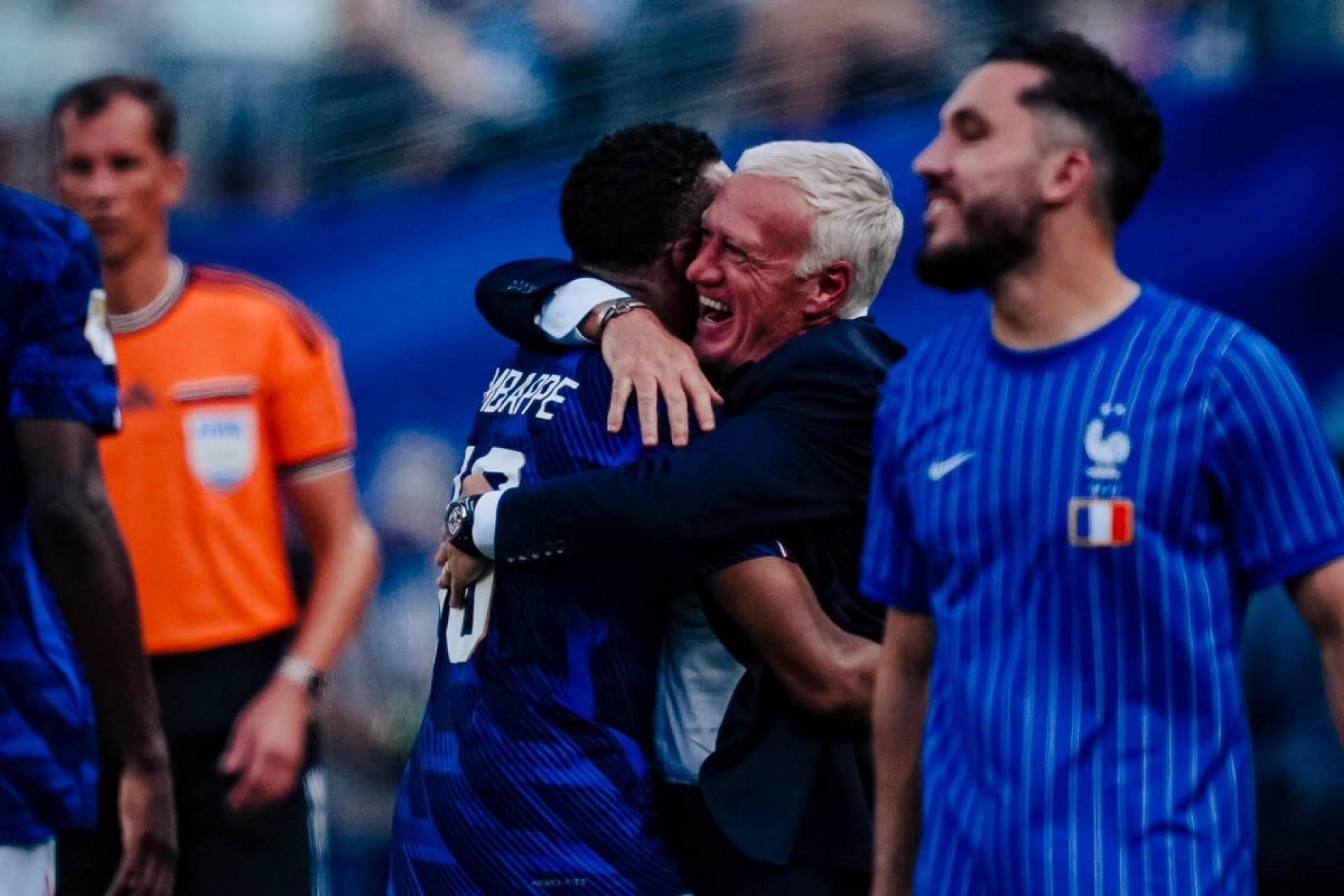Mbapp&eacute; homenageia Deschamps antes de “&uacute;ltima dan&ccedil;a”