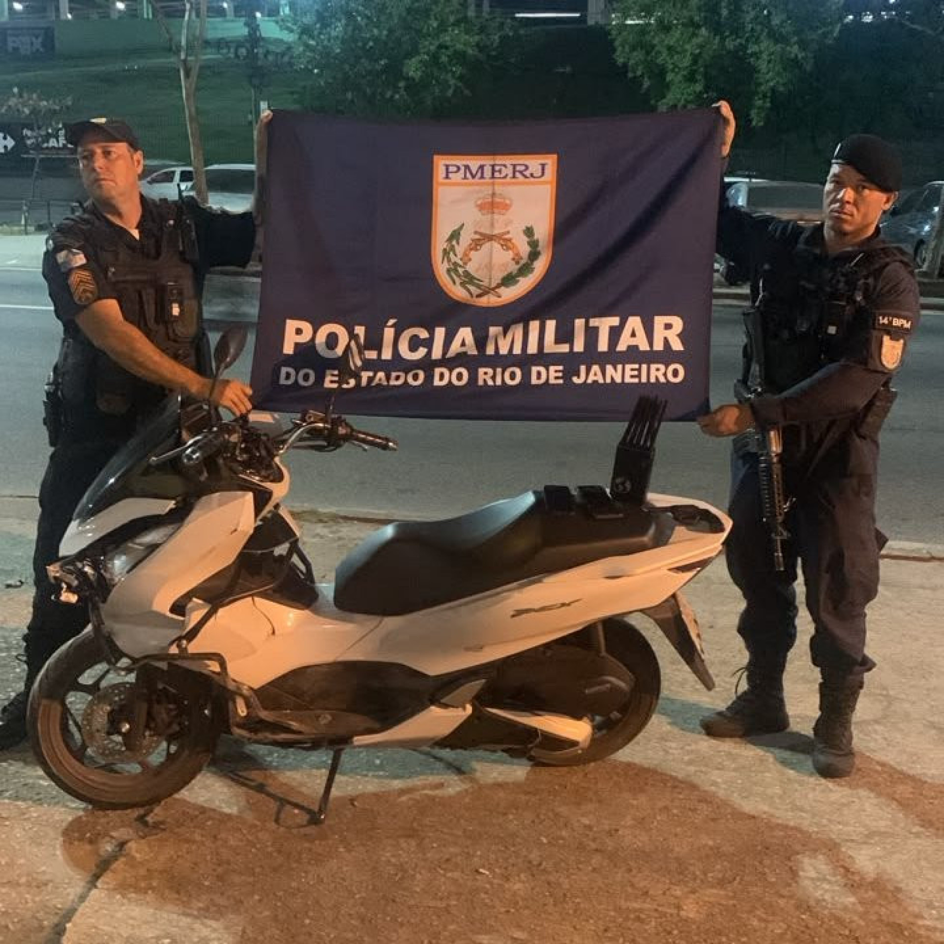 PM recupera moto roubada após tentativa de fuga de suspeito em Realengo - Reprodução / X