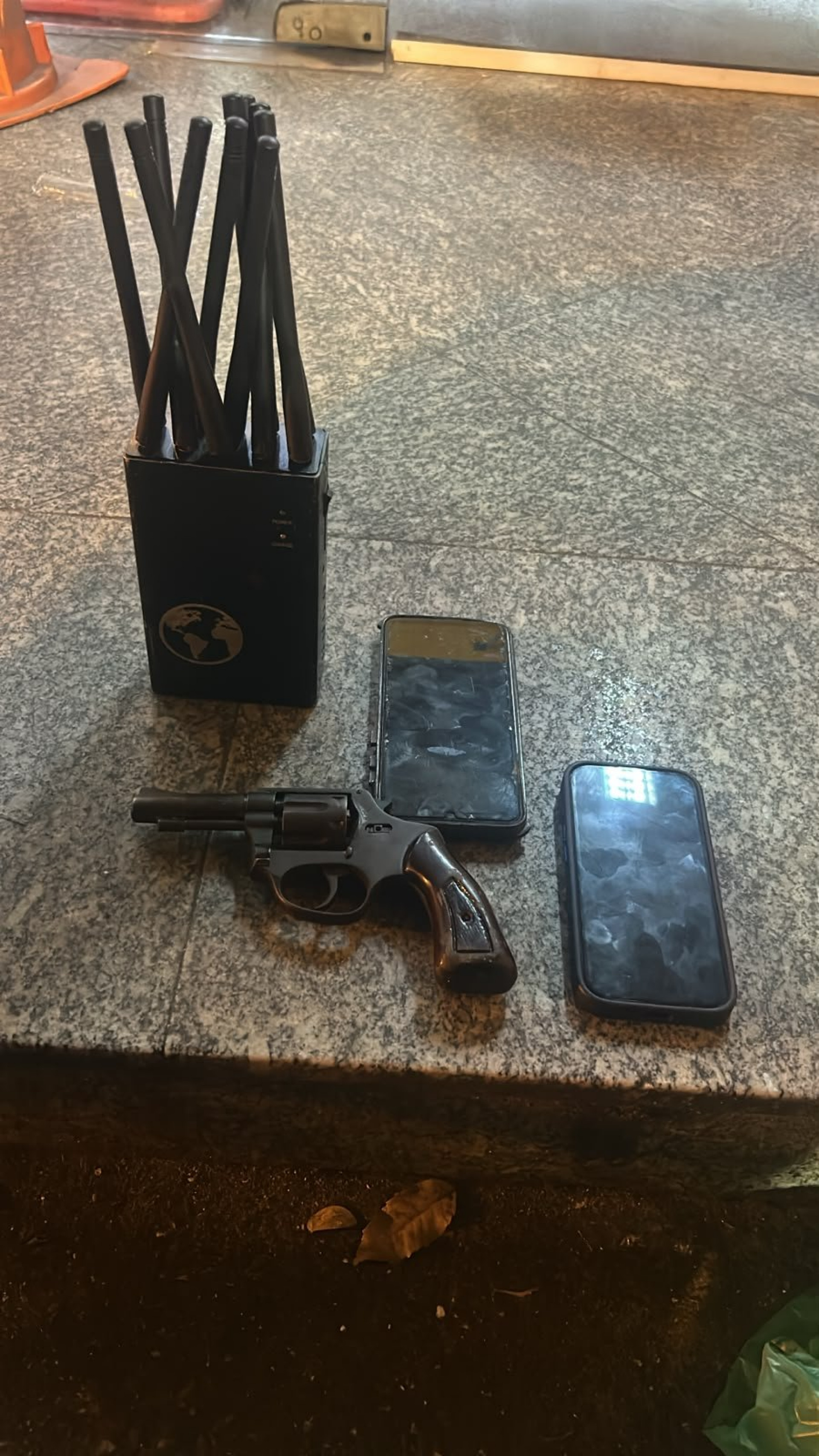PM apreendeu arma, bloqueador de sinal de GPS e celulares após capturarem um suspeito que tentou fugir - Reprodução / X