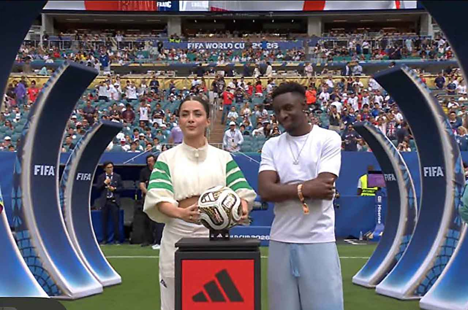Jade Picon colocando a bola do jogo no pedestal antes de a bola rolar - Reprodu&ccedil;&atilde;o da Caz&eacute;TV
