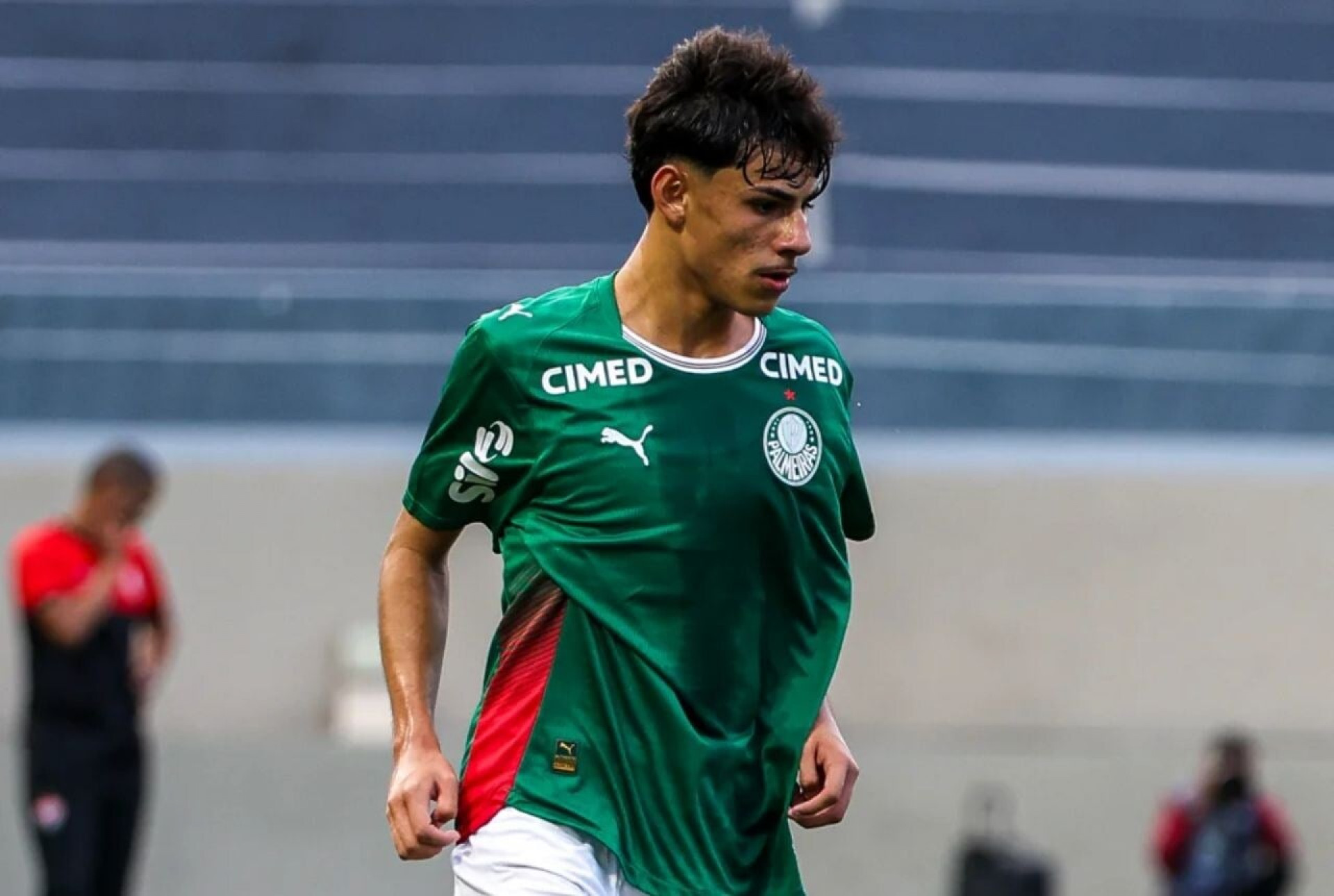 Palmeiras blinda joia da base com contrato profissional e multa de quase R$ 600 milh&otilde;es