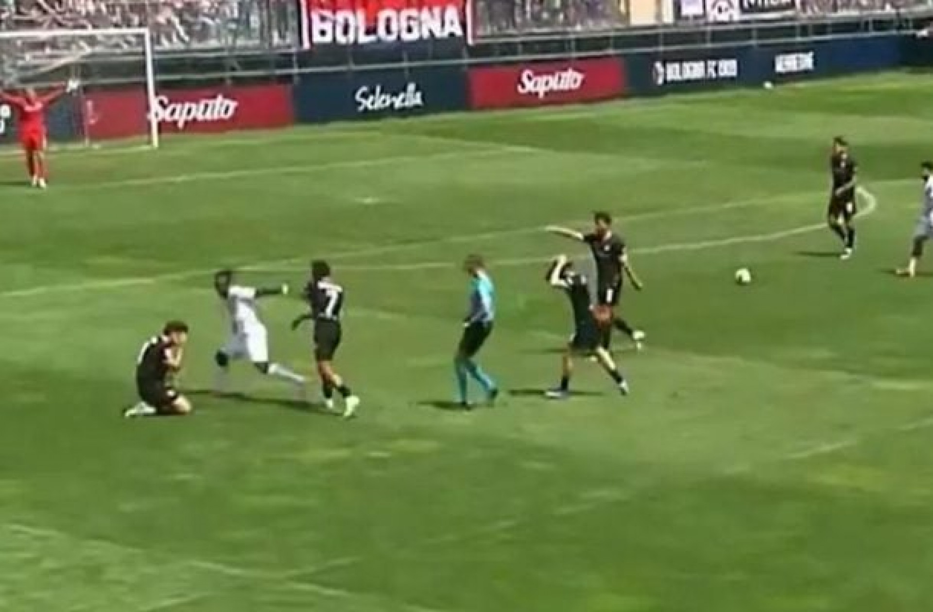 Jogador ingl&ecirc;s com fama de “brig&atilde;o” &eacute; expulso em amistoso; veja o v&iacute;deo