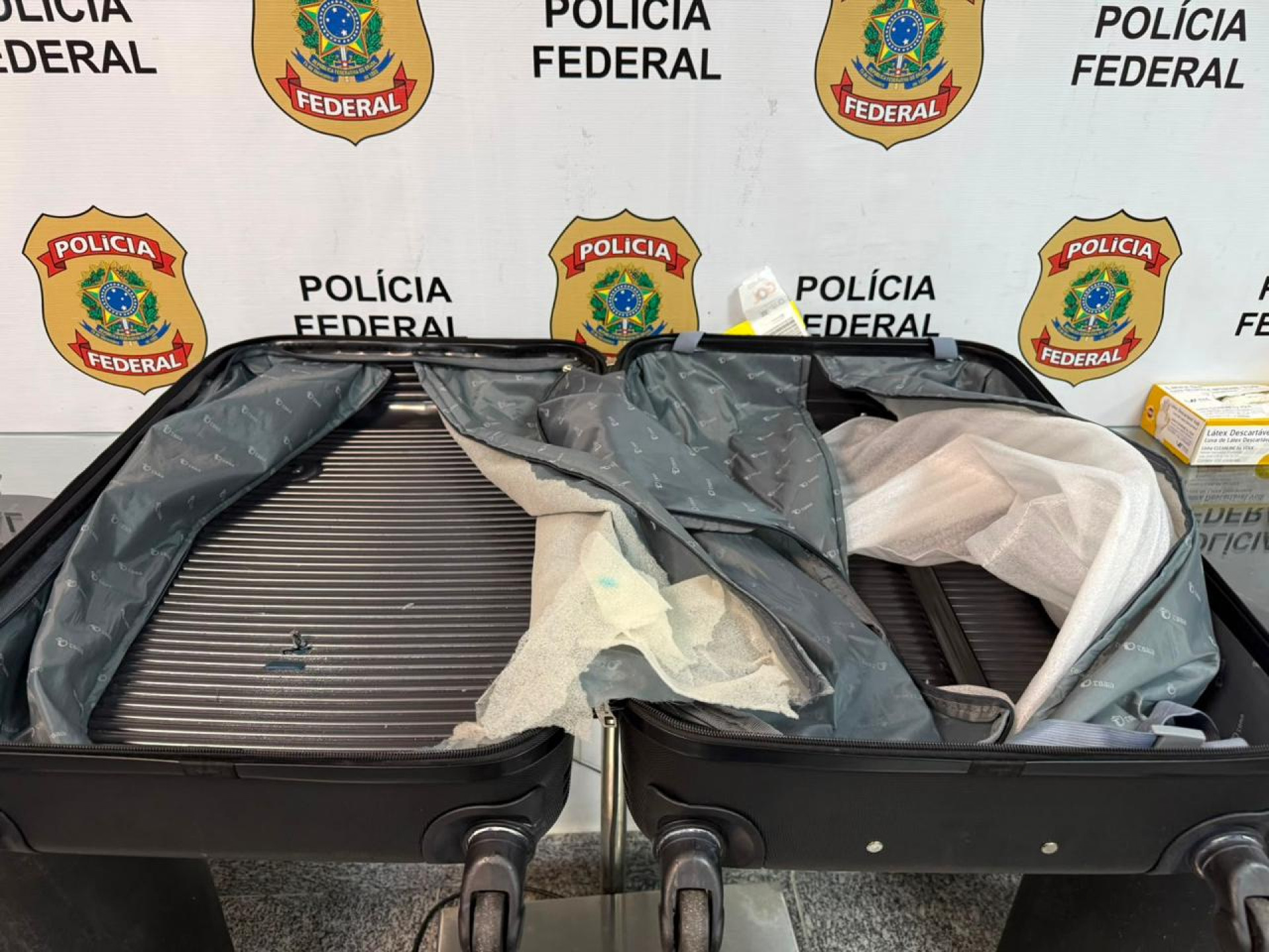 Droga estava escondida na mala da passageira - Divulgação / Polícia Federal