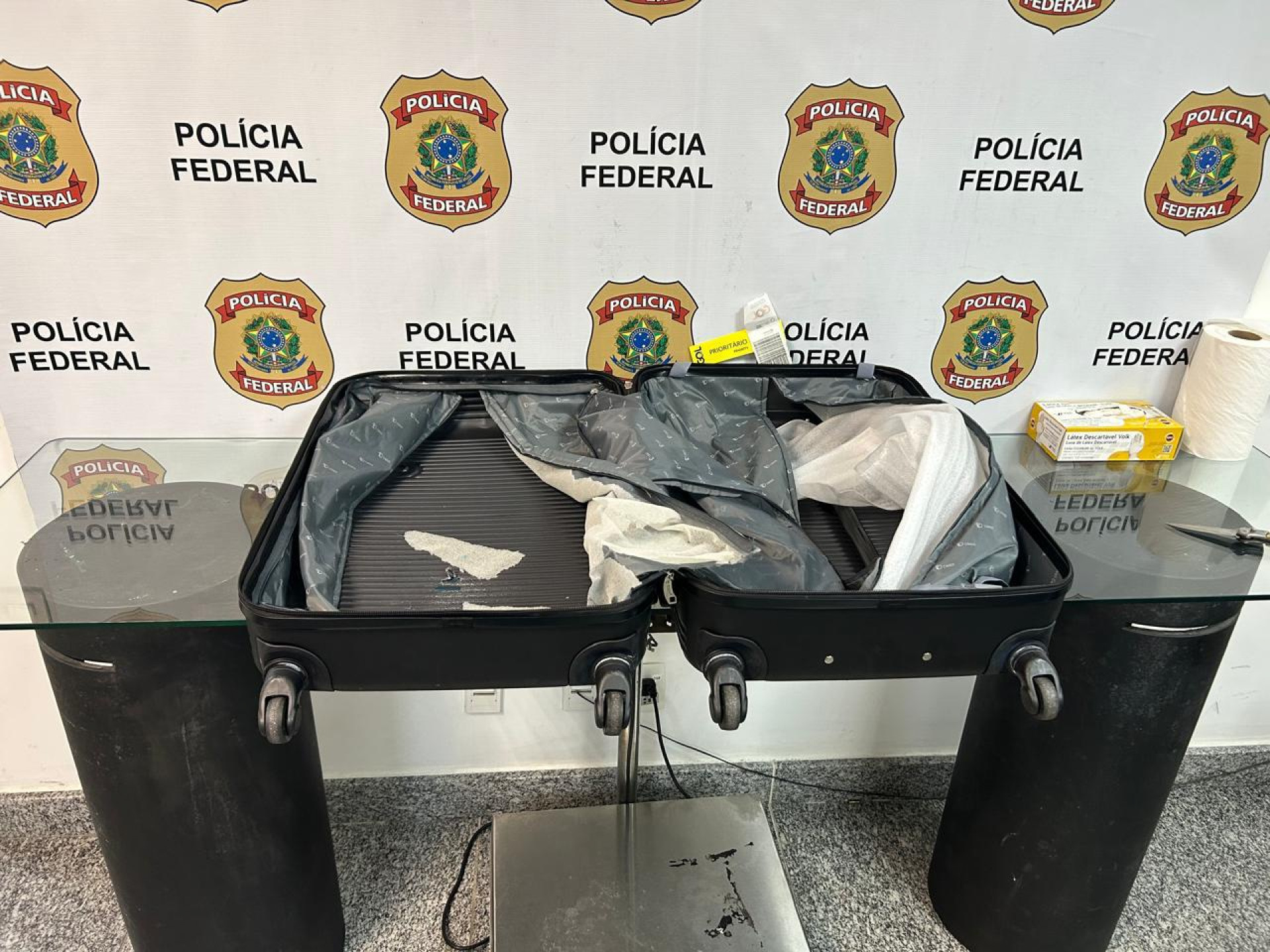 Droga estava escondida na mala da passageira - Divulgação / Polícia Federal