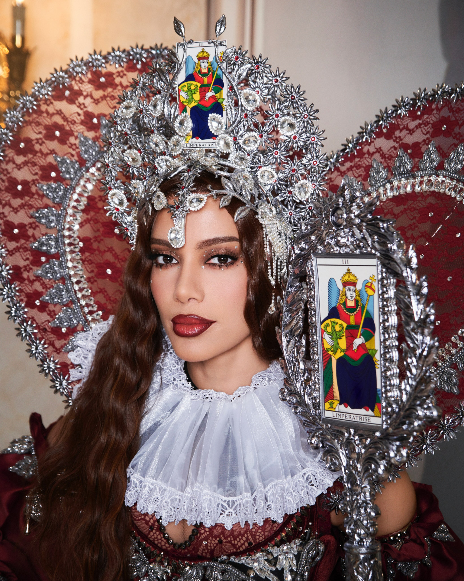 Anitta surge com fantasia inspirada em carta de tarô para show