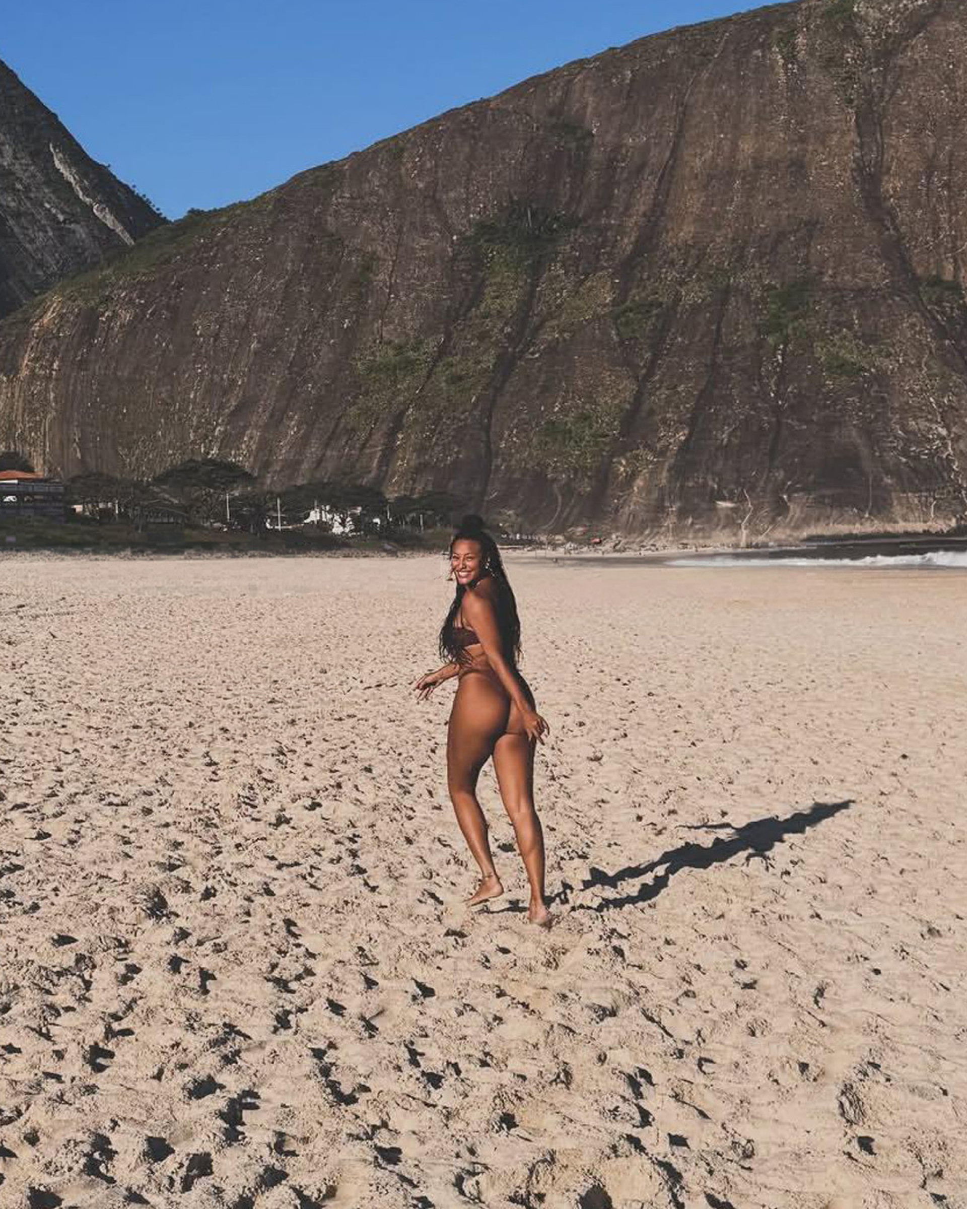 Sheron Mennezes curtiu dia em praia carioca - Reprodução/Instagram
