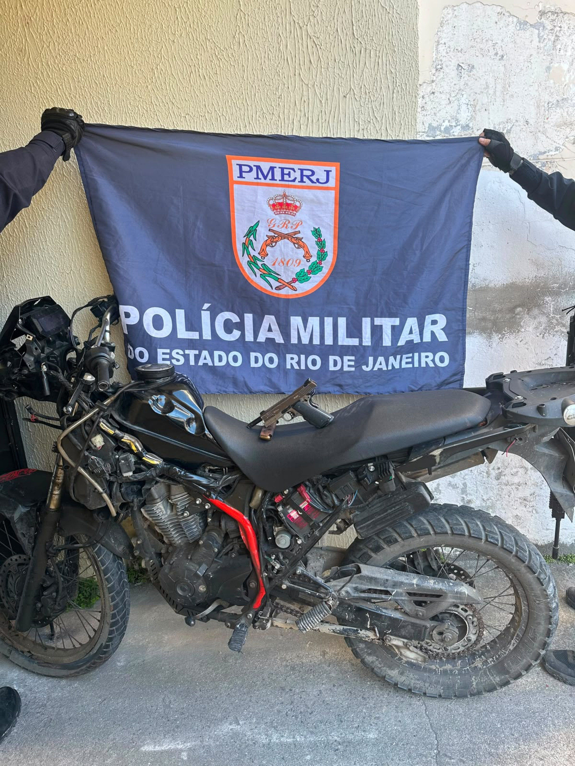 Dois homens são presos após troca de tiros com a PM em São Gonçalo