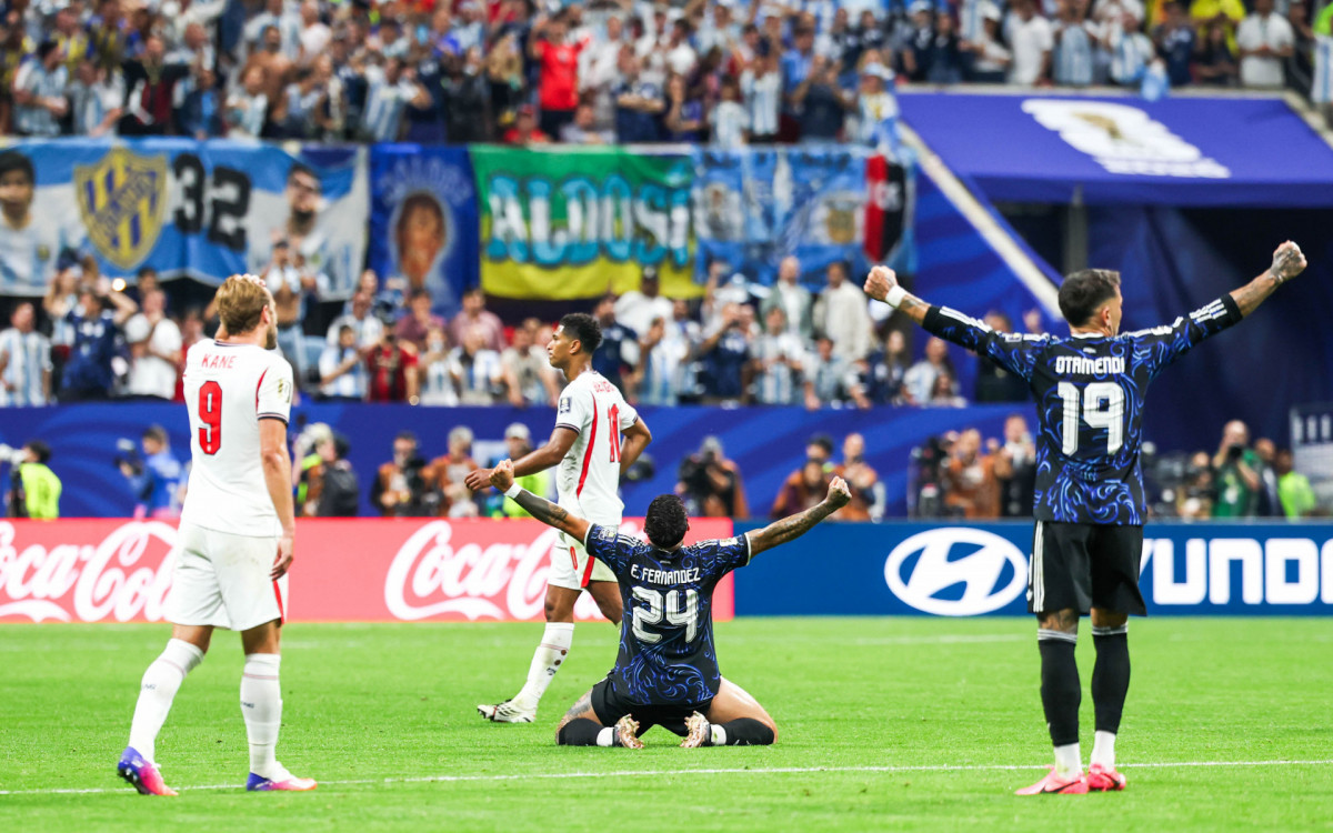 Em jogo marcado por forte teor político, a Argentina superou a Inglaterra de virada por 2 a 1 nas semifinais