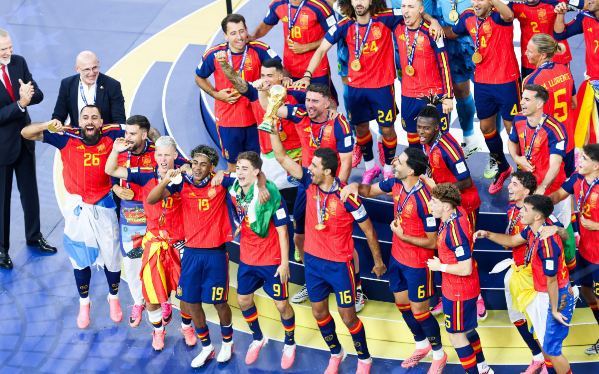 Rodri, jogador da Espanha, ergue o troféu da Copa do Mundo FIFA de 2026 no New York New Jersey Stadium, em East Rutherford, Estados Unidos, neste domingo (19).