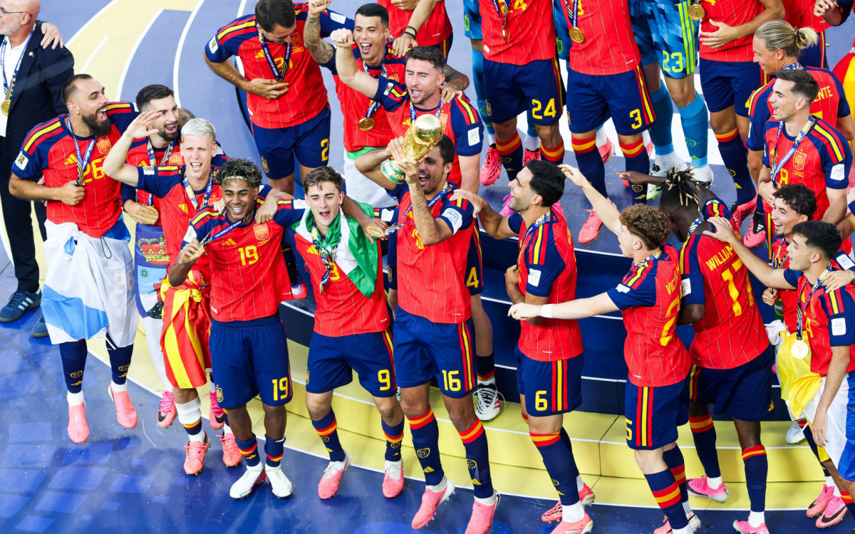 Rodri, jogador da Espanha, ergue o troféu da Copa do Mundo FIFA de 2026 no New York New Jersey Stadium, em East Rutherford, Estados Unidos, neste domingo (19).