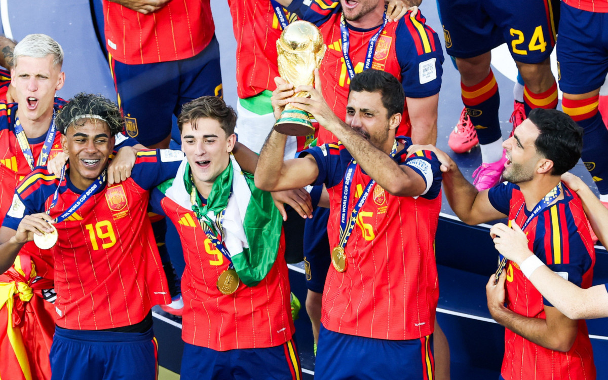 Rodri, jogador da Espanha, ergue o troféu da Copa do Mundo FIFA de 2026 no New York New Jersey Stadium, em East Rutherford, Estados Unidos, neste domingo (19).