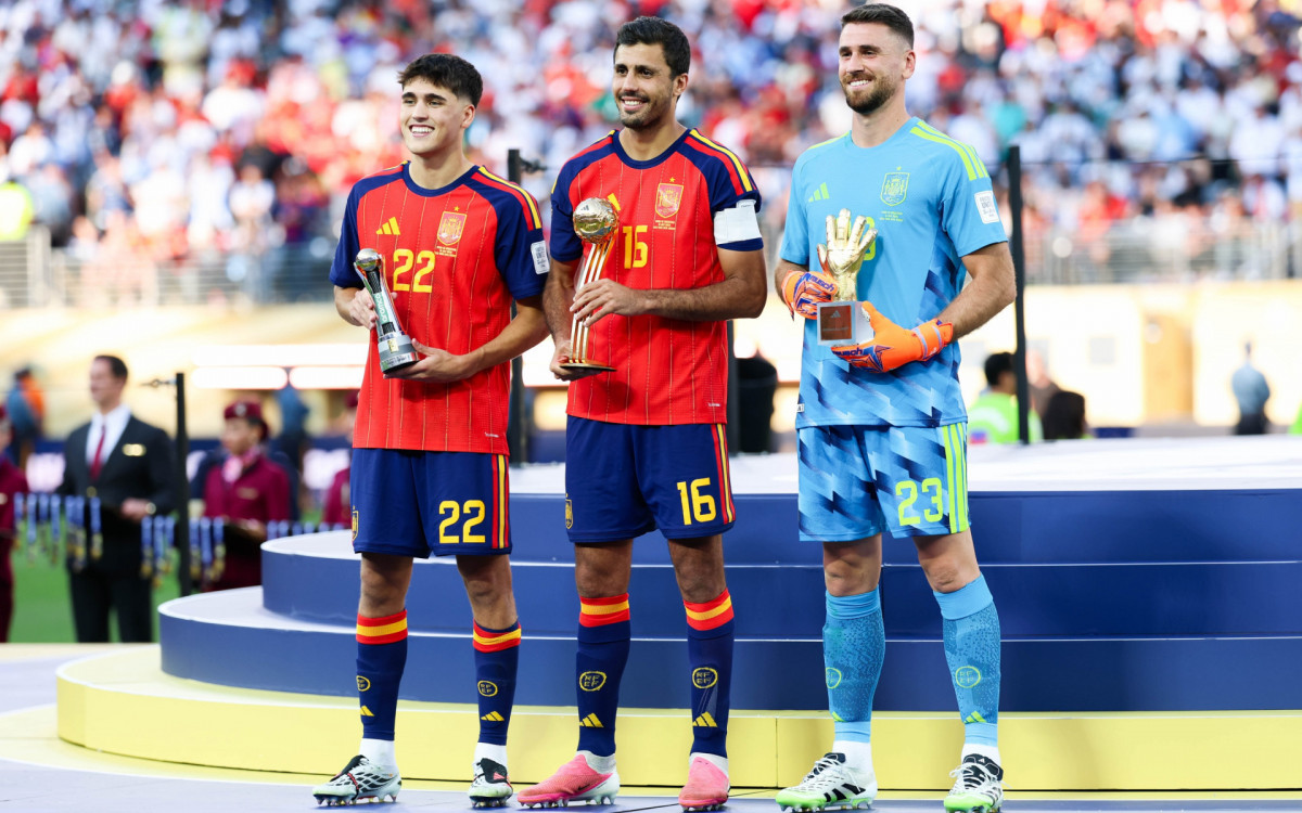 Rodri, no meio, foi eleito o craque da Copa, enquanto Cubarsí, à esquerda, venceu o prêmio de melhor jovem; Unai Simón conquistou o prêmio de melhor goleiro
