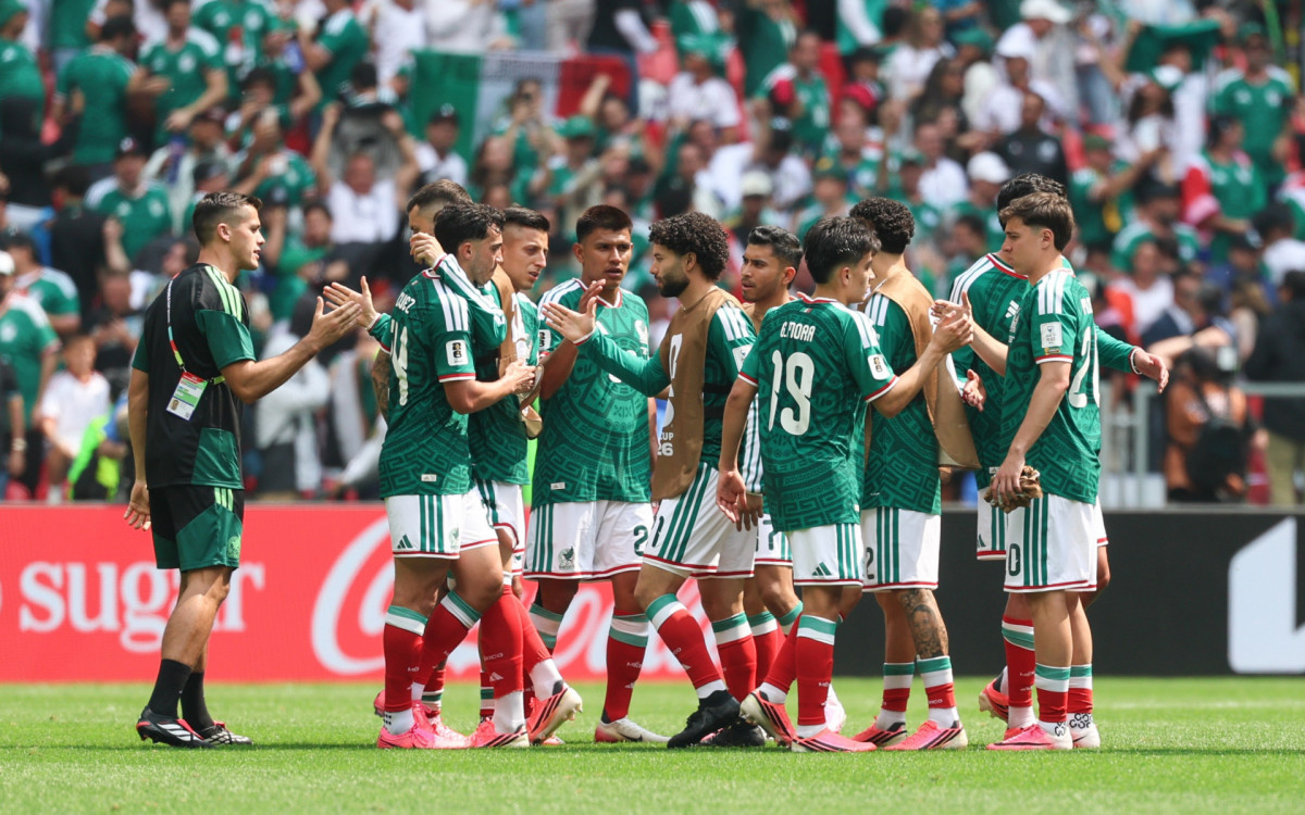 Na partida inaugural do torneio, o México, um dos anfitriões do Mundial, venceu a África do Sul por 2 a 0